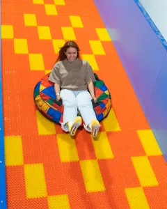 Joven deslizándose sobre un aro inflable en la Dona de Zuum Park