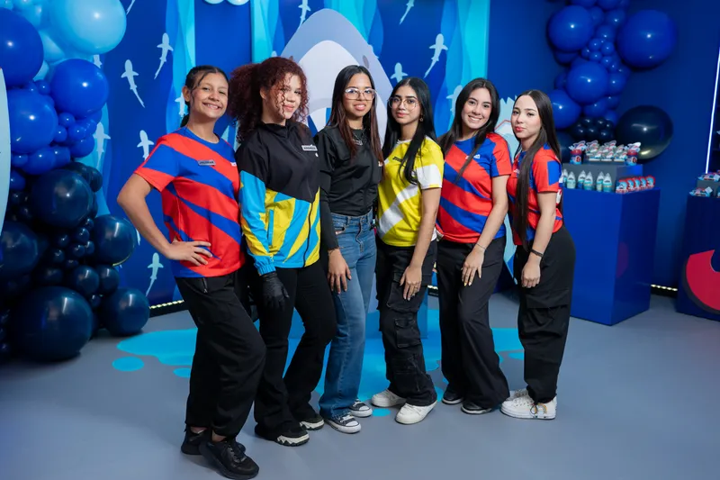 Equipo de colaboradoras de Zuum Park posando en el salón de cumpleaños decorado