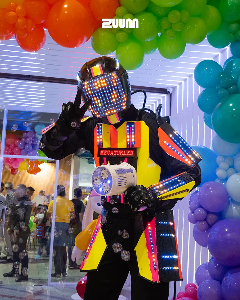 Personaje con traje de luces LED tipo robot en la inauguración de Zuum Park
